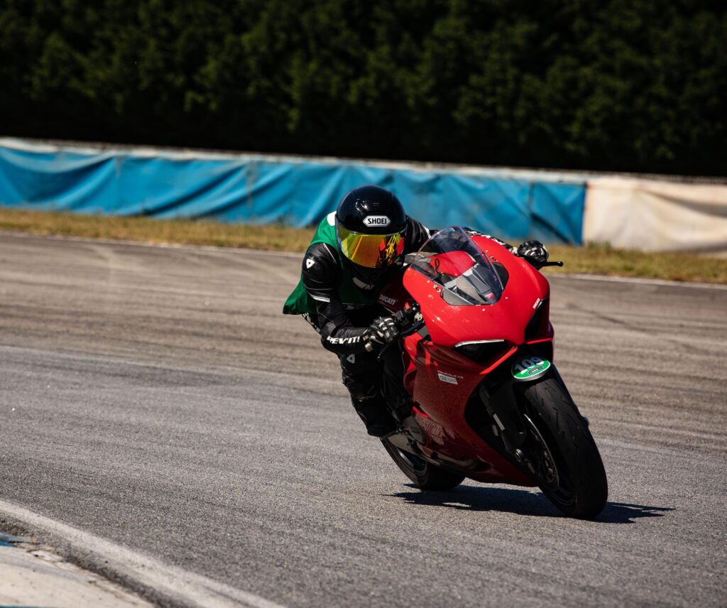 Persona pilotando una Ducati Panigale V2 en circuito, máxima velocidad y precisión en pista