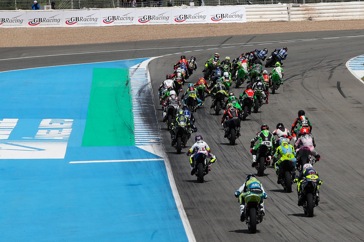 Varios pilotos tomando la primera curva del Circuito de Jerez, competición en acción