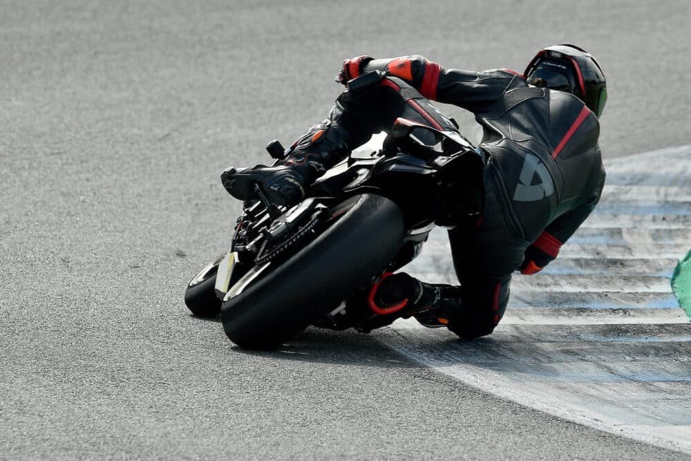 Piloto tomando una curva en pista, demostrando control y destreza en la conducción