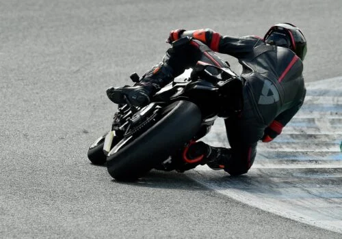 Piloto tomando una curva en pista, demostrando control y destreza en la conducción