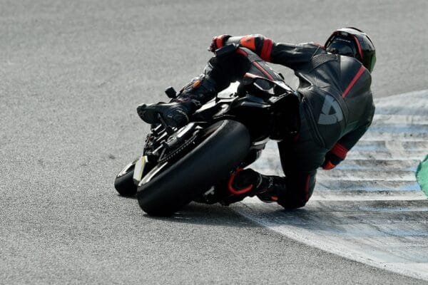 Piloto tomando una curva en pista, demostrando control y destreza en la conducción